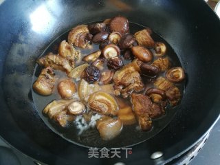 香菇炖五花肉的做法步骤：5