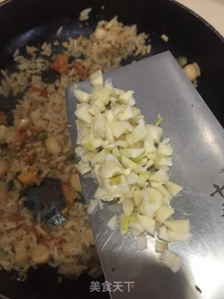 虾干鲜贝炒杂粮饭的做法步骤：11