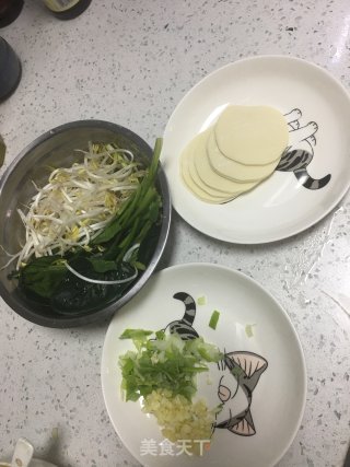 饺子皮版的油泼面的做法步骤：1
