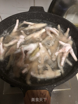 软软糯糯的卤鸡爪的做法步骤：2