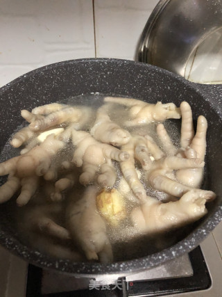 软软糯糯的卤鸡爪的做法步骤：4