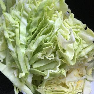 对虾干炒包菜的做法步骤：3