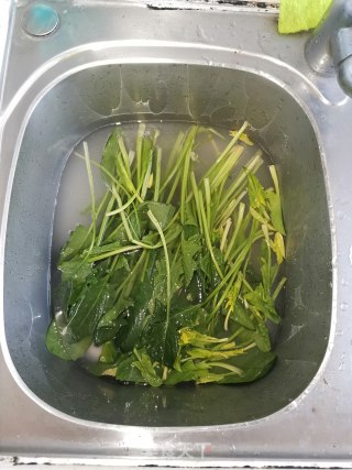 清炒菠菜的做法步骤：1