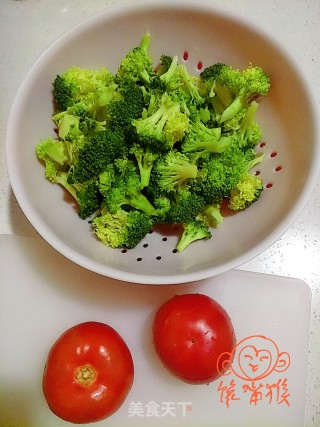 番茄西蓝花的做法步骤：1