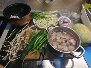 干锅排骨的做法步骤：1
