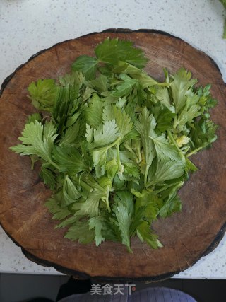 拌芹菜叶的做法步骤：1