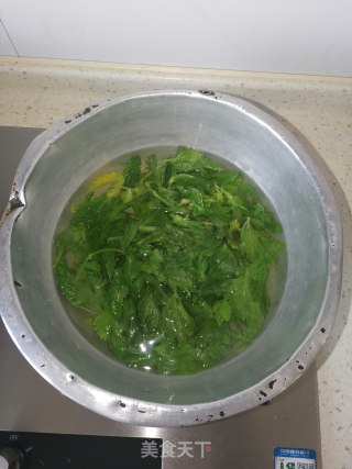 拌芹菜叶的做法步骤：2