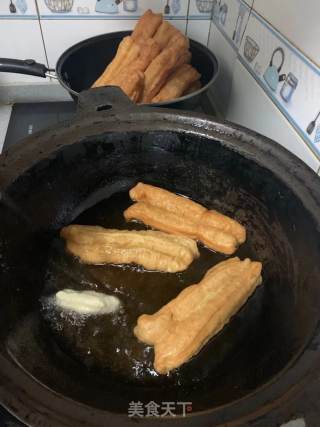 居家版油条的做法步骤：6