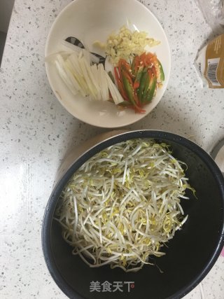 素炒绿豆芽的做法步骤：1
