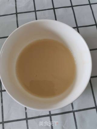 葱花饼的做法步骤：1