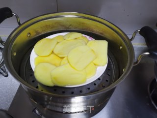 土豆蒸包的做法步骤：1