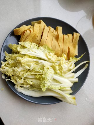 豆皮炒白菜的做法步骤：2