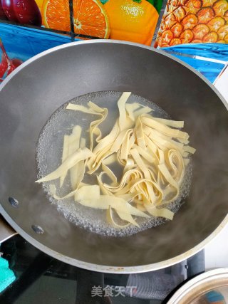 豆皮炒白菜的做法步骤：4