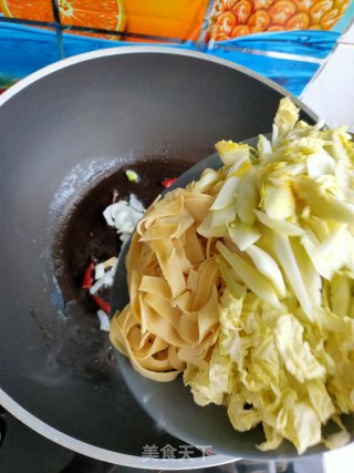 豆皮炒白菜的做法步骤：6