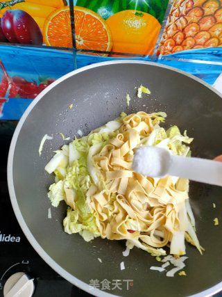 豆皮炒白菜的做法步骤：7