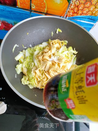 豆皮炒白菜的做法步骤：8