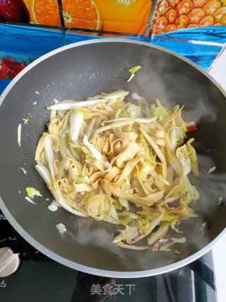 豆皮炒白菜的做法步骤：10