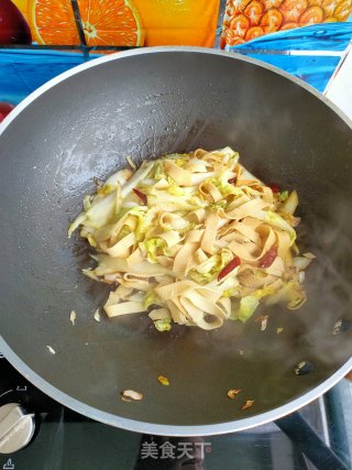 豆皮炒白菜的做法步骤：11