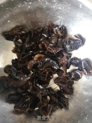 菠菜拌木耳的做法步骤：1