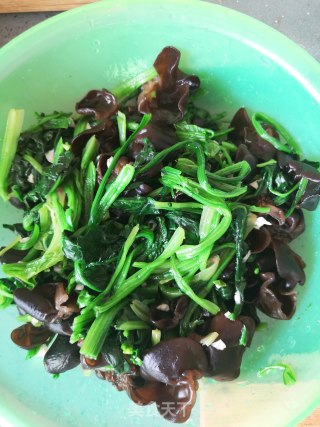 菠菜拌木耳的做法步骤：2