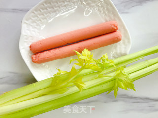 芹菜炒火腿的做法步骤：1