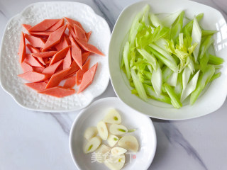 芹菜炒火腿的做法步骤：2