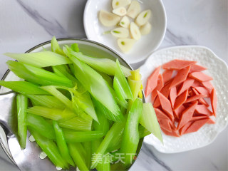 芹菜炒火腿的做法步骤：4