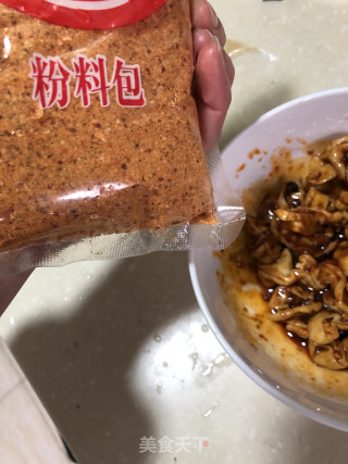 粉蒸豌豆肥肠的做法步骤：3