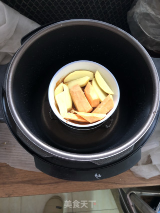粉蒸豌豆肥肠的做法步骤：4