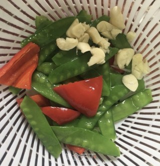 青豆炒腊肉的做法步骤：3
