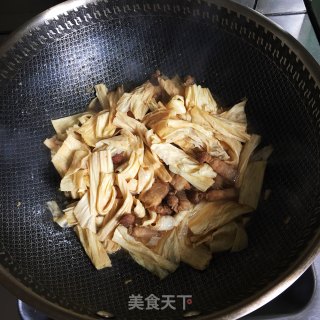 青椒炒腐竹的做法步骤：5