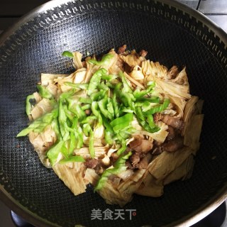 青椒炒腐竹的做法步骤：7