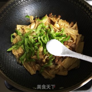 青椒炒腐竹的做法步骤：8