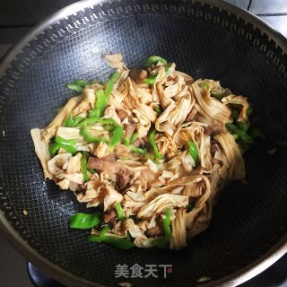 青椒炒腐竹的做法步骤：9