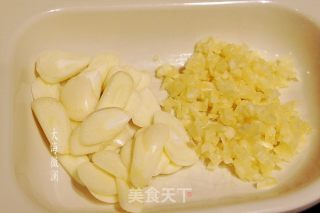芹菜炒杏鲍菇的做法步骤：2