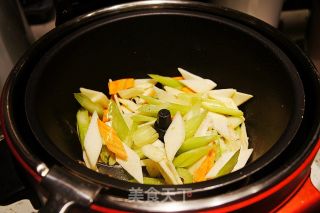 芹菜炒杏鲍菇的做法步骤：5