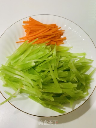 清炒莴笋苔的做法步骤：1