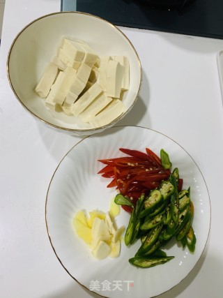 尖椒炒豆腐的做法步骤：1