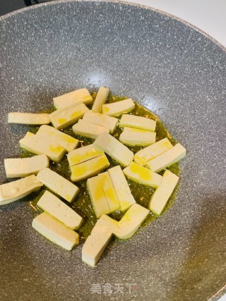 尖椒炒豆腐的做法步骤：2