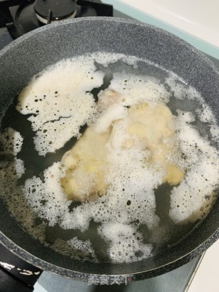 凉拌金针菇鸡腿肉的做法步骤：1