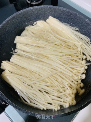 凉拌金针菇鸡腿肉的做法步骤：2