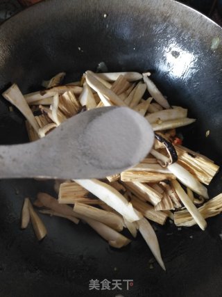 腐竹炒双菇的做法步骤：5