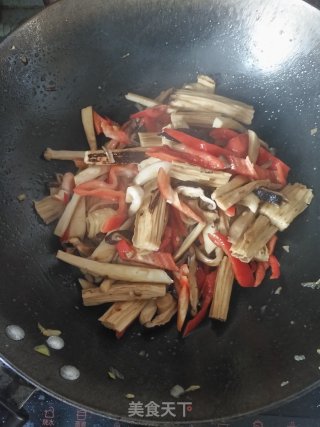 腐竹炒双菇的做法步骤：8
