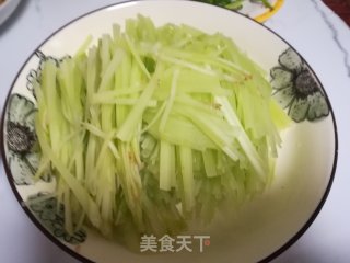 牛肉炒莴笋丝的做法步骤：1