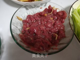牛肉炒莴笋丝的做法步骤：2