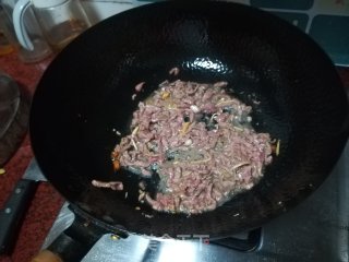 牛肉炒莴笋丝的做法步骤：4