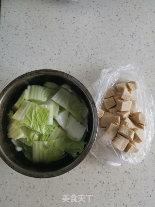 白菜烧冻豆腐的做法步骤：1