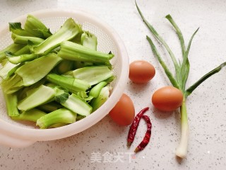 青菜梗煨荷包蛋的做法步骤：1