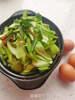 青菜梗煨荷包蛋的做法步骤：2