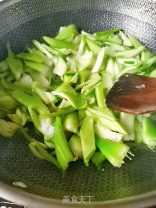 青菜梗煨荷包蛋的做法步骤：5